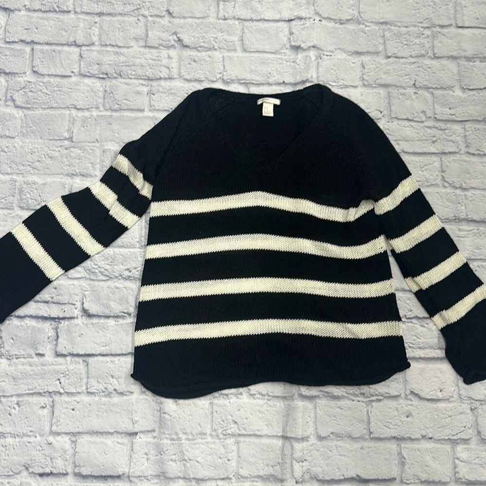 Black and white V-neck sweater from H&M size medium